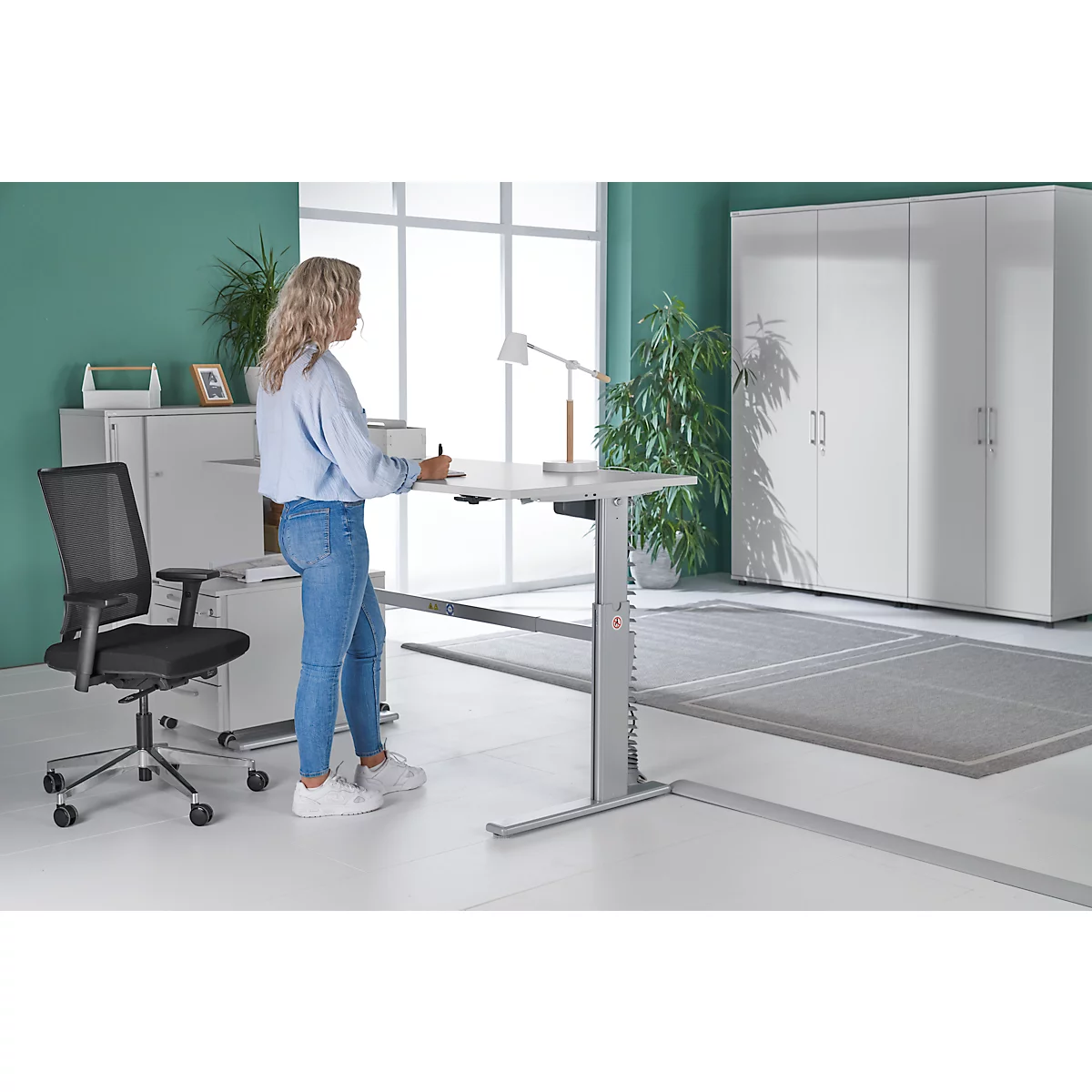 Schreibtisch Standard, elektrisch höhenverstellbar, Rechteck, C-Fuß, B 1600 x T 800 x H 725-1185 mm, lichtgrau/weißaluminium RAL 9006