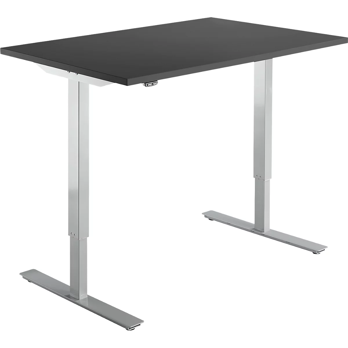 Ein höhenverstellbarer Schreibtisch mit grauer Tischplatte und silbernen Beinen. Der Schreibtisch steht vor weißem Hintergrund.