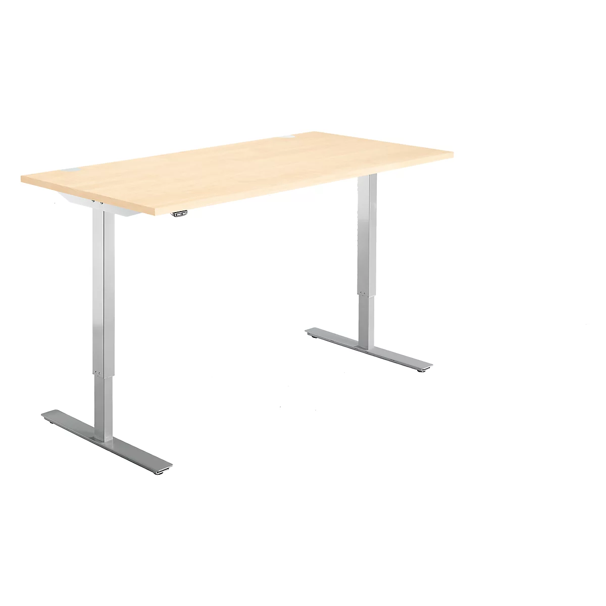 Ein höhenverstellbarer Schreibtisch mit heller Holzplatte und silberfarbenen Beinen, freigestellt.