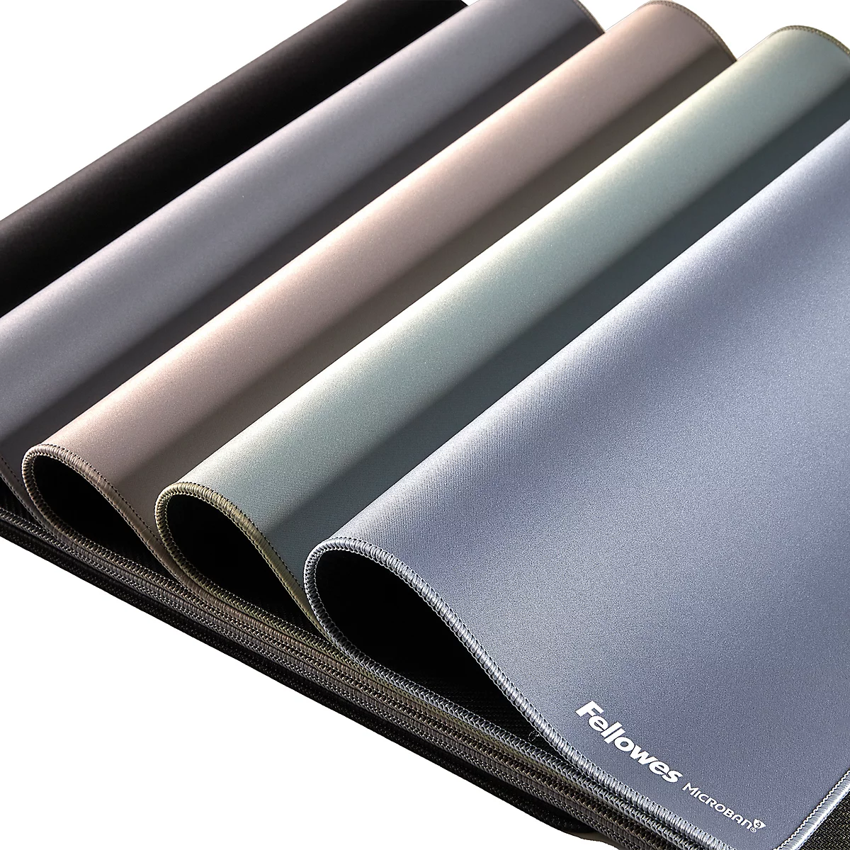 Verschiedene gerollte Mauspads in Schwarz, Grau, Beige, Grün und Blau, mit Markennamen am Rand.