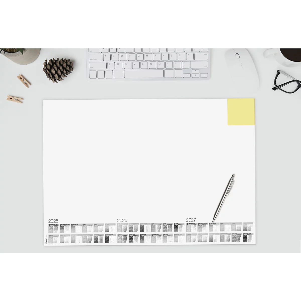 Draufsicht auf einen Schreibtisch mit Notizen, Kalender und Stift. Oben liegen eine Tastatur und eine Tasse Kaffee.