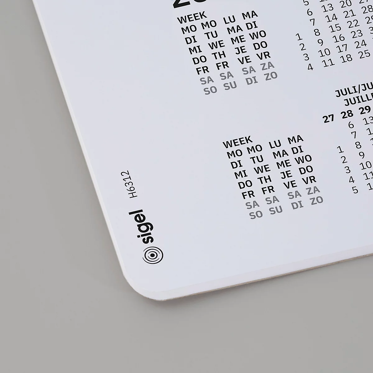 Nahaufnahme eines weissen Kalenders mit grauen Buchstaben und dem Sigel-Logo. Text zeigt Wochen-, Monats- und Tagesnamen.