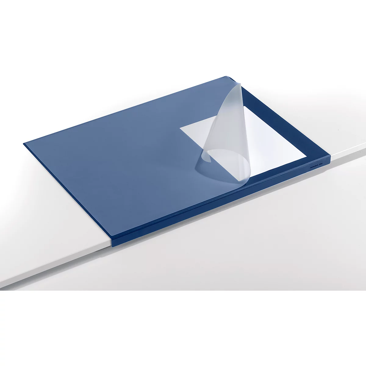 Blauwe tablet, gedeeltelijk afgepeld met beschermfolie, op een wit oppervlak.