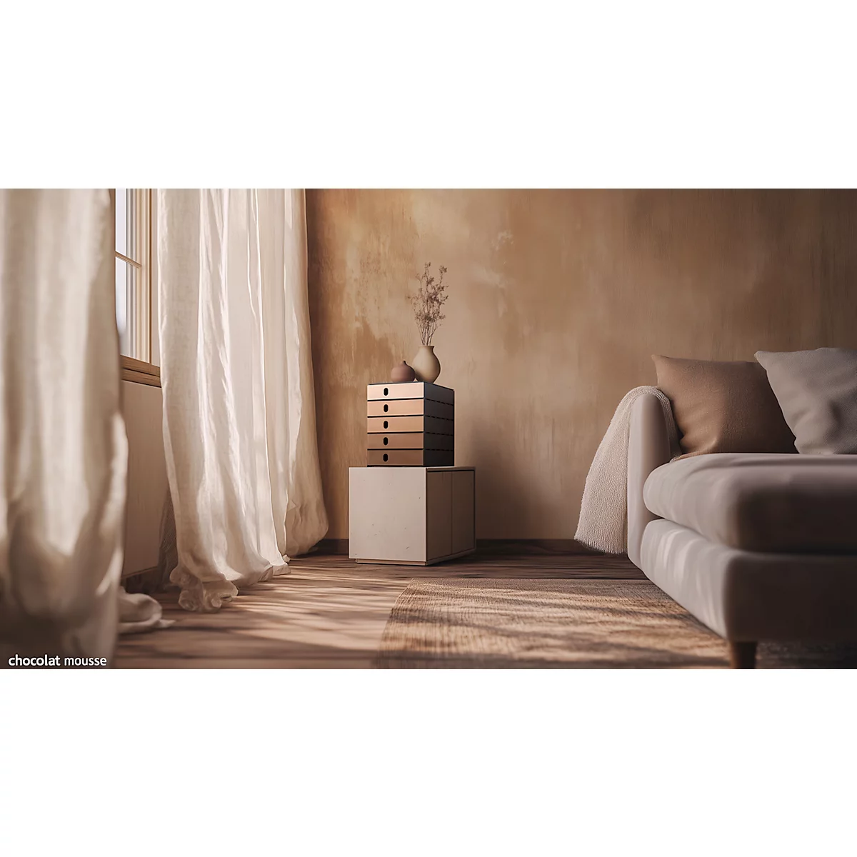Innenraum mit Sofa, Vorhängen und Dekoration. Auf einem Würfel stehen Boxen und eine Vase.