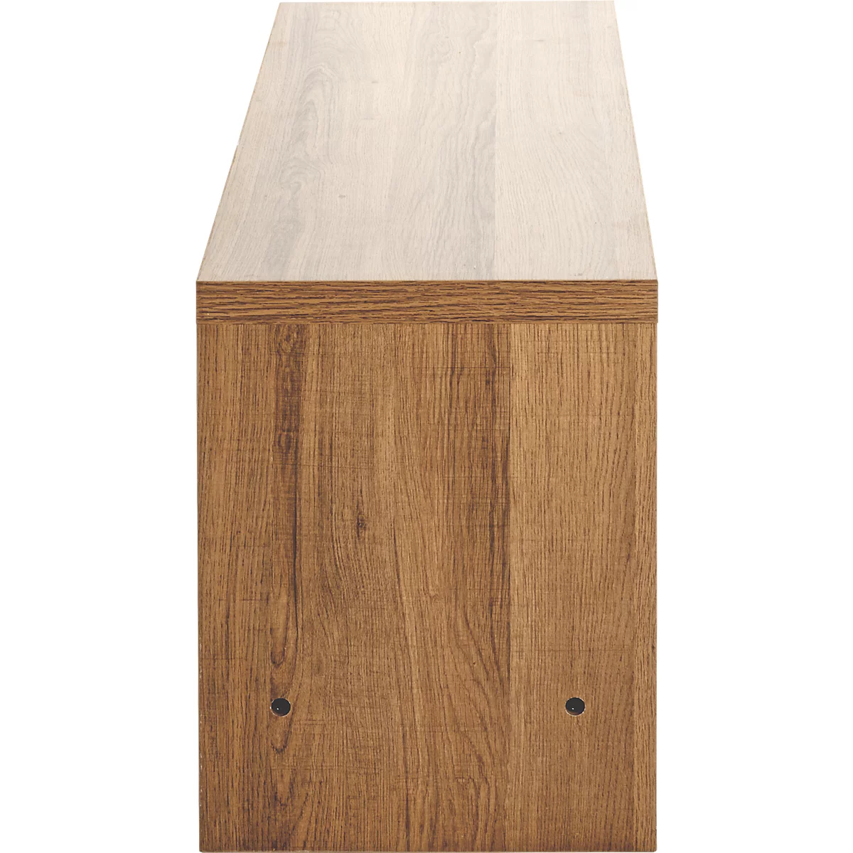 Nahaufnahme eines Möbelstücks aus Holz mit sichtbarer Maserung. Die obere Hälfte ist hell, die untere Hälfte ist dunkler.