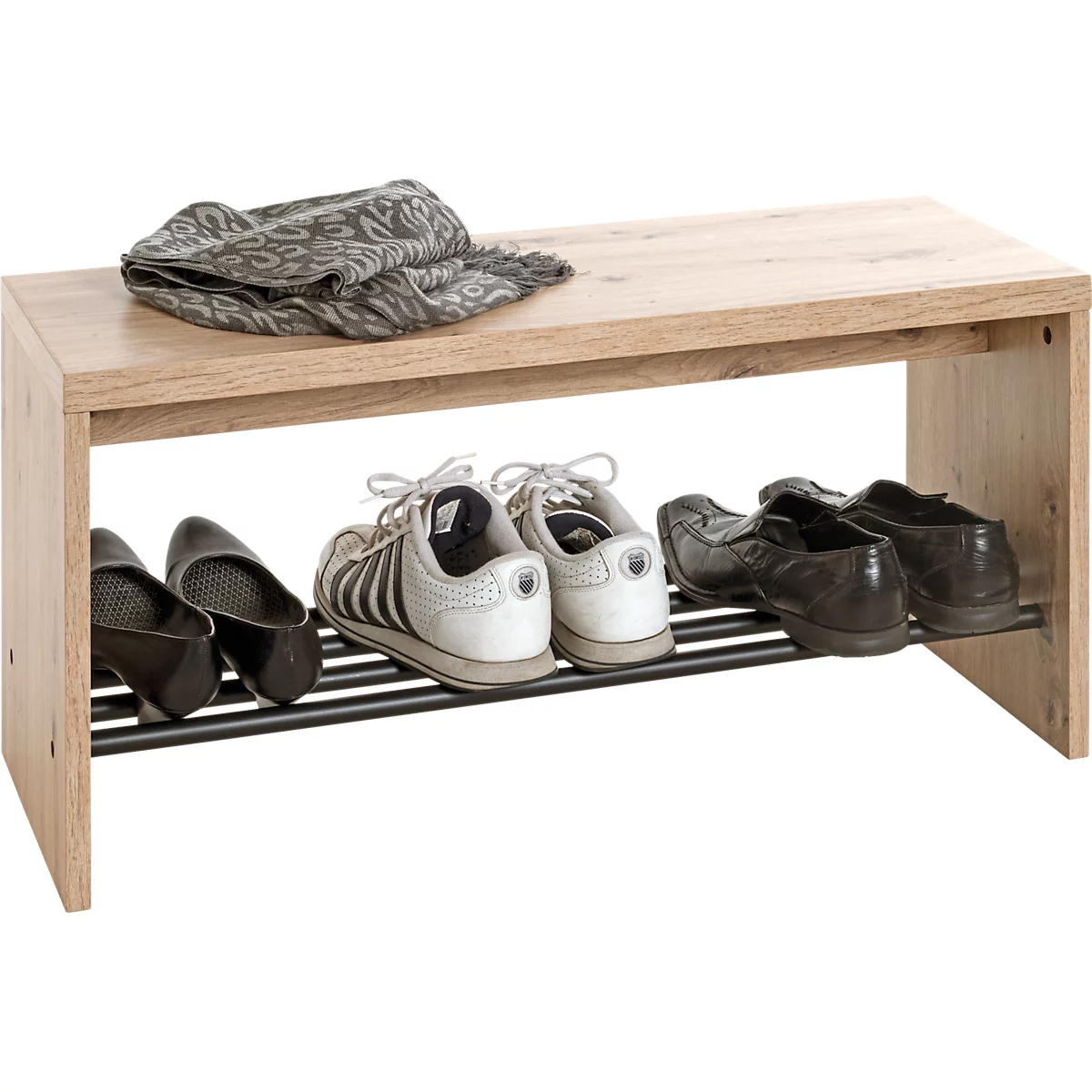 Holzbank mit Schuhablage, darauf Schuhe und Schal. Die Bank ist aus hellem Holz.
