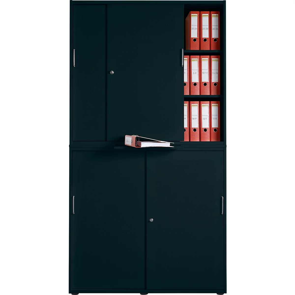 Donkerblauwe archiefkast met rode mappen en boeken. De kast heeft deuren en open vakken.