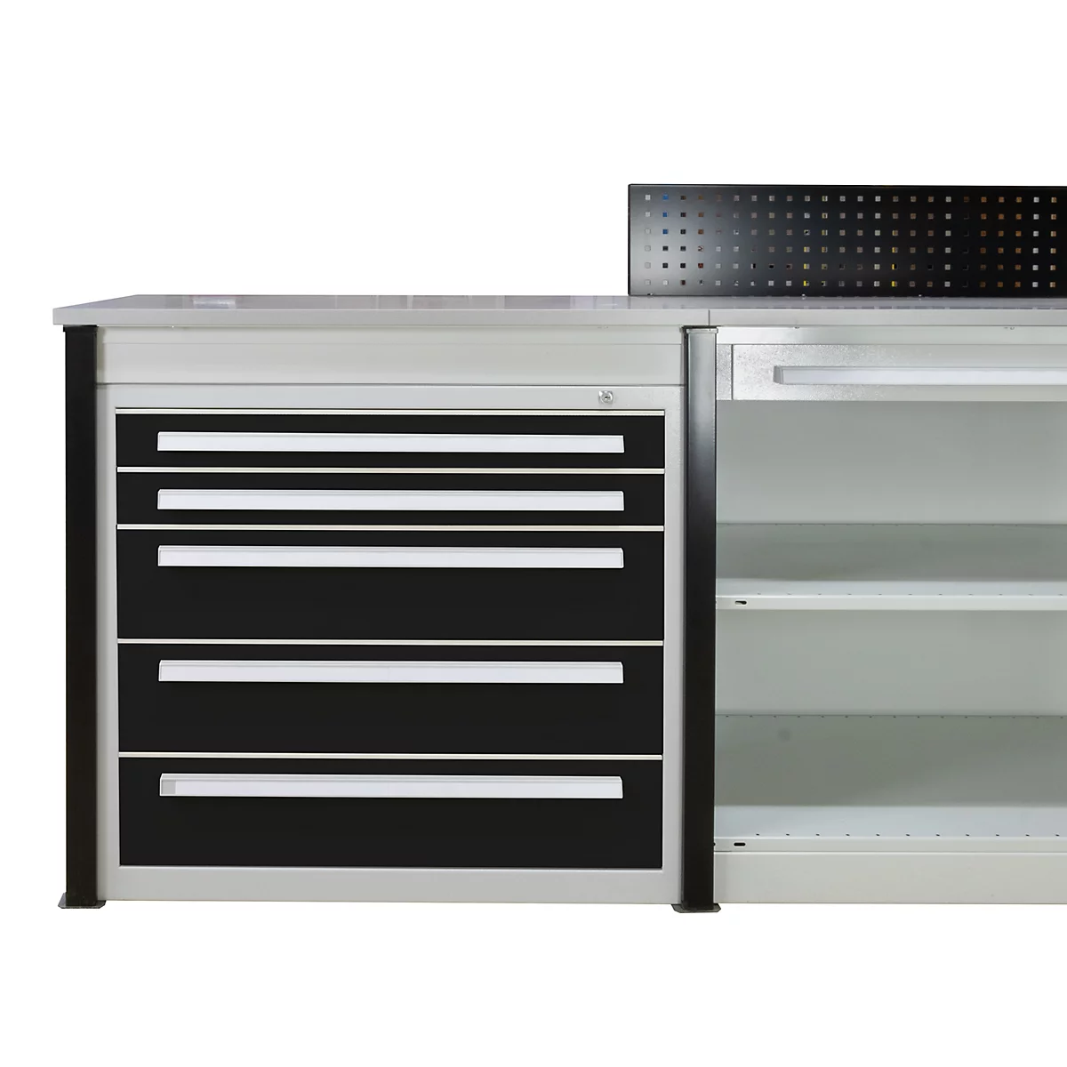 Werkbank mit Schubladen und Regal. Schwarz-weißes Design, Lochblech, robuste Optik.