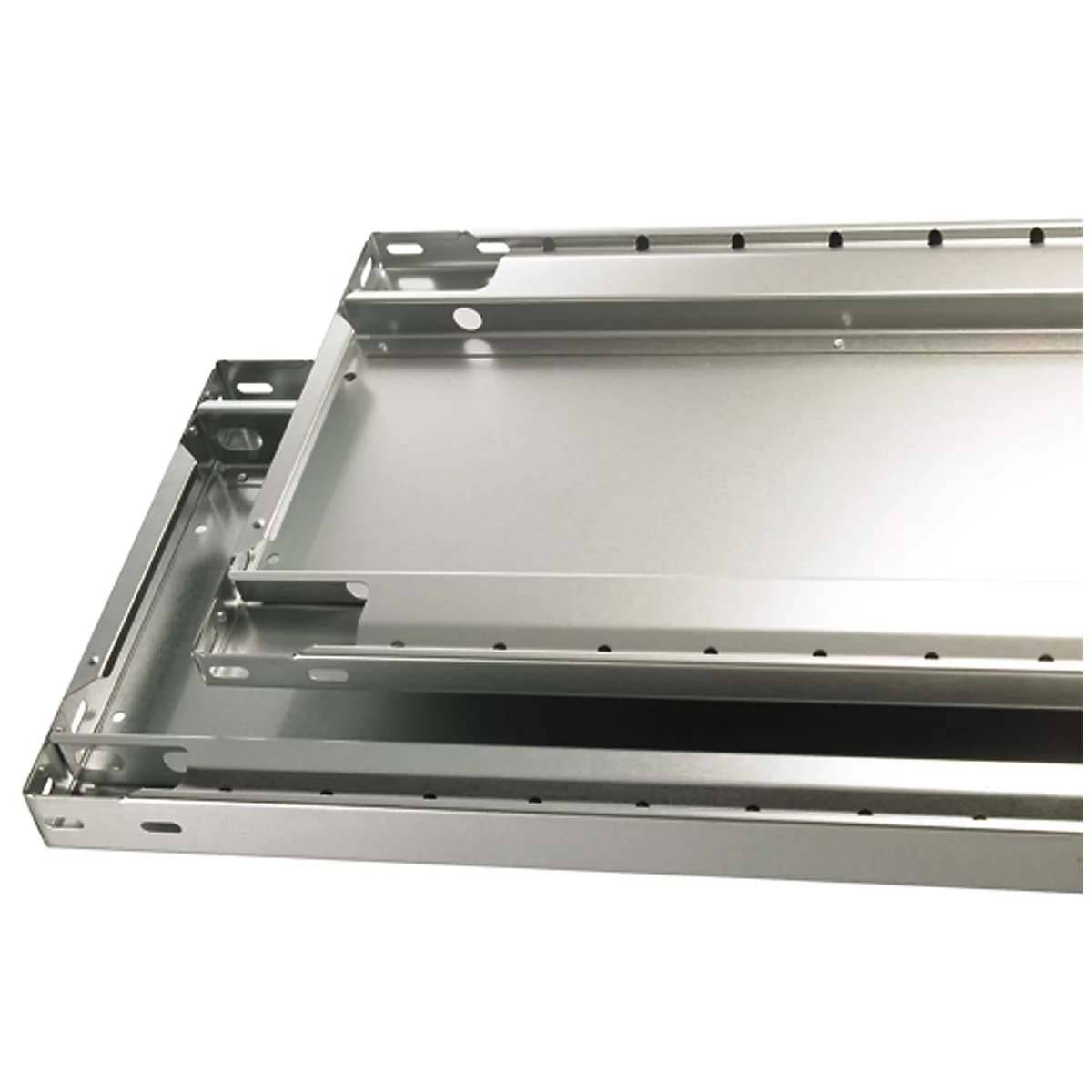 Close-up van drie zilverkleurige metalen frames met gaten en uitsparingen.