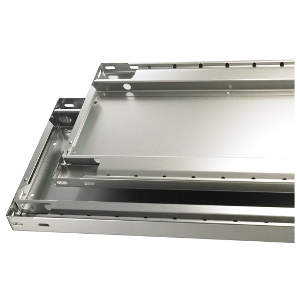 Twee zilveren metalen frames, bovenop elkaar gelegd. De frames hebben gaten en uitsparingen. Detailopname.