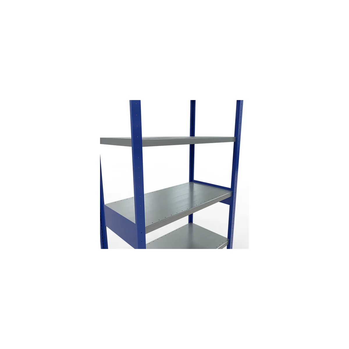 Nahaufnahme eines blauen Regals mit grauen Ablagen vor weißem Hintergrund.