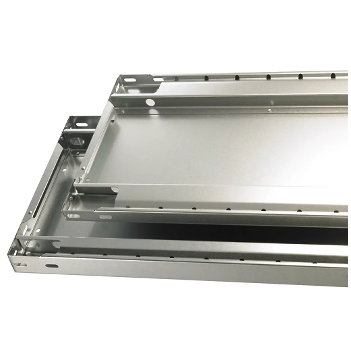 Nahaufnahme von drei Metallplatten, die ineinander geschoben sind. Die Platten sind silberfarben und weisen Löcher und Kanten auf.