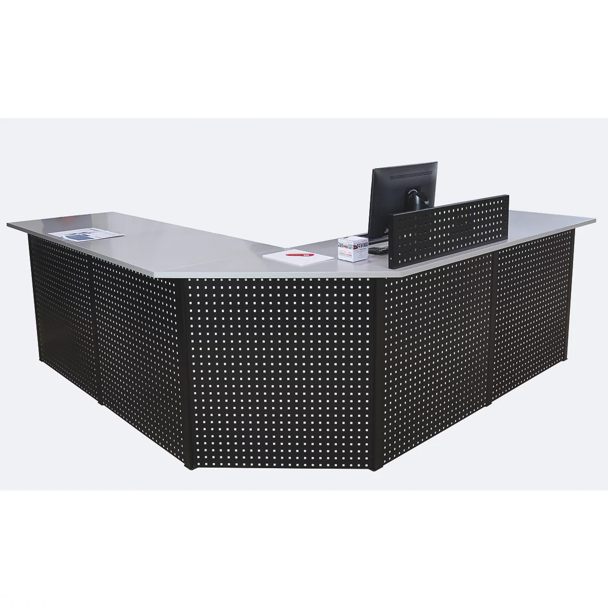 Bureau d'accueil d'angle, noir, avec plan de travail blanc et ordinateur.