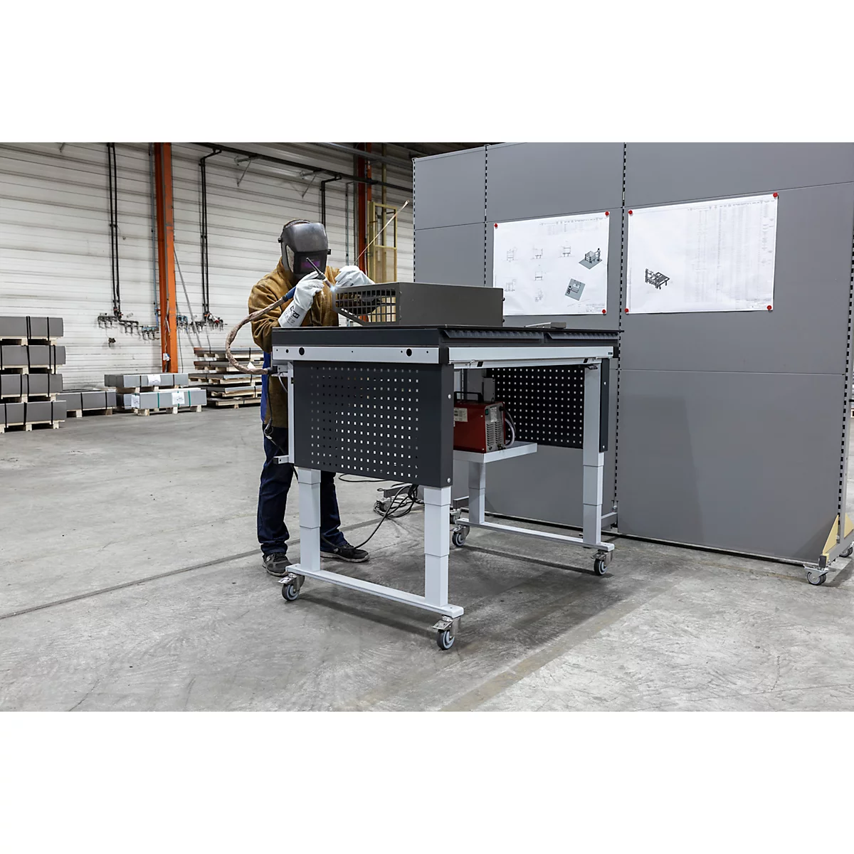 Graue Kamera-Umrisszeichnung auf weißem Hintergrund.