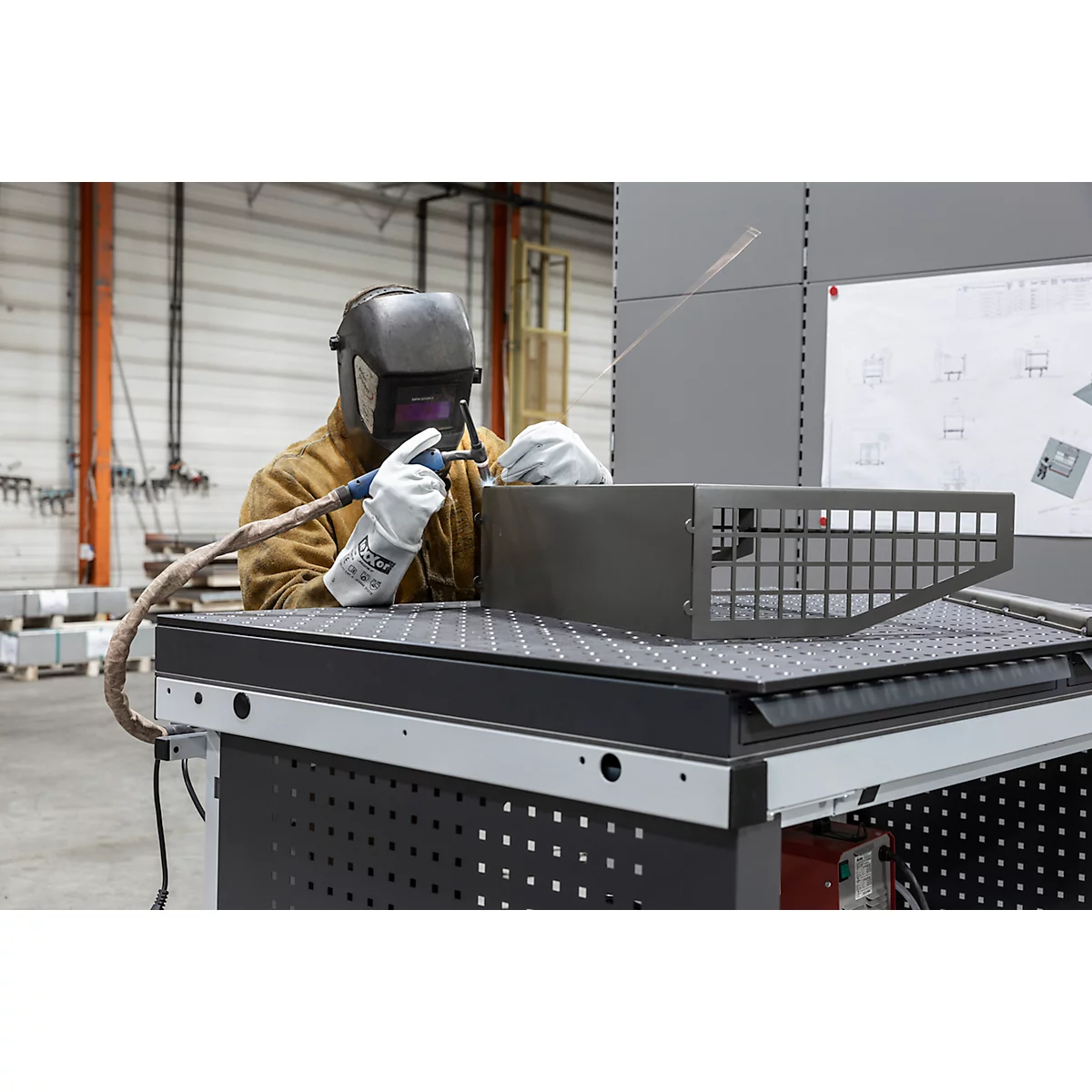 Graue Kamera-Umrisszeichnung auf weißem Hintergrund.