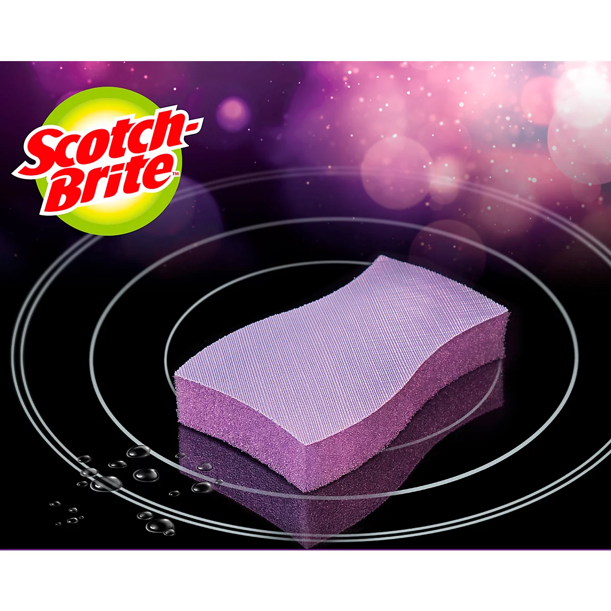 Een paarse Scotch-Brite spons ligt op een zwarte, glanzende ondergrond. Op de achtergrond is een Scotch-Brite logo te zien.