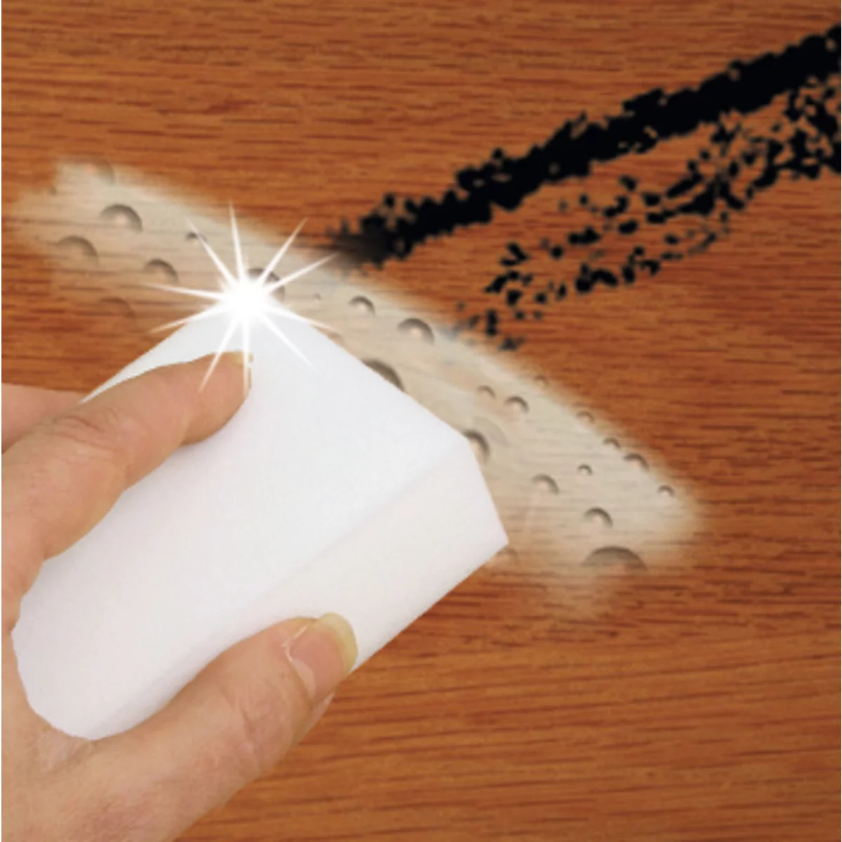 Hand reinigt houten oppervlak met witte spons. Zwarte markering, watervlekken en glanseffect.