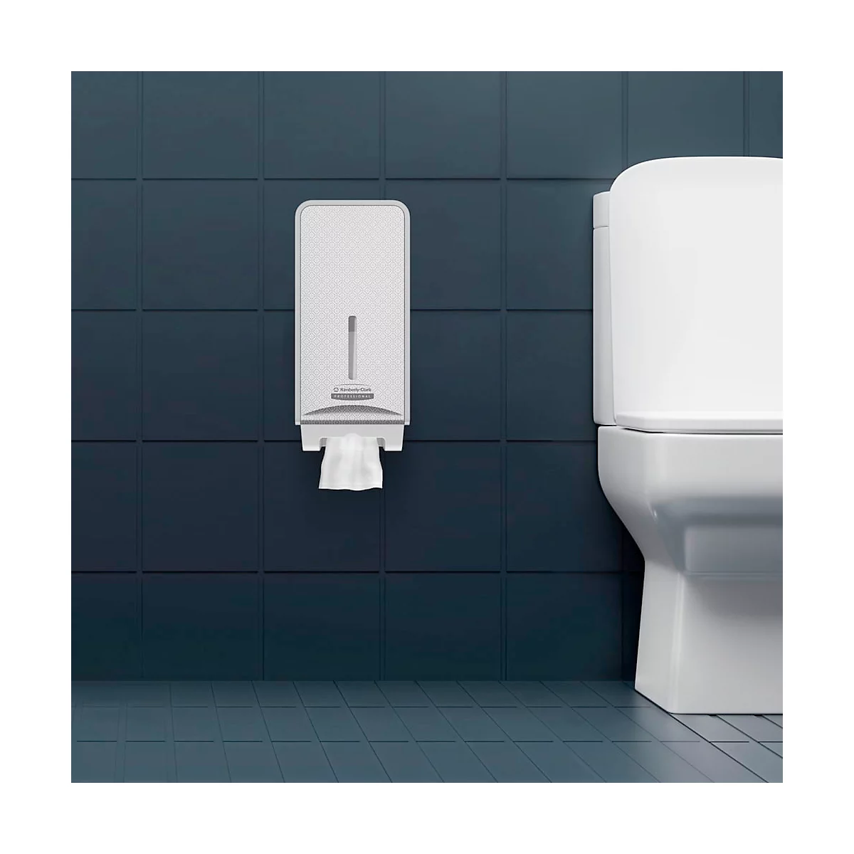 Een witte papieren handdoekdispenser aan een donkerblauwe betegelde muur, naast een witte toiletpot.