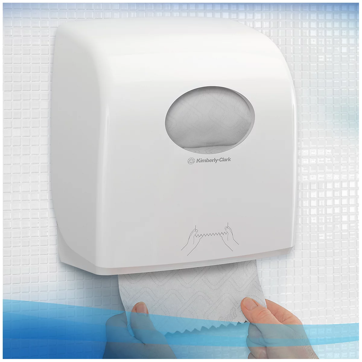Weisser Papierhandtuchspender an weisser Wand. Hände ziehen Papier heraus. Markierung von Kimberly-Clark.