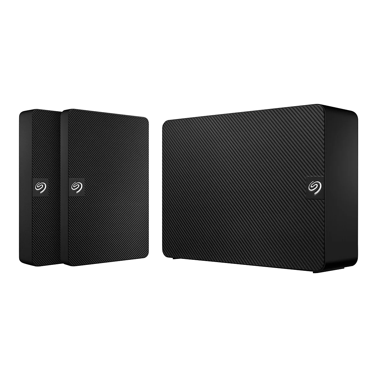 Drei schwarze externe Festplatten auf weißem Hintergrund. Jede hat ein geriffeltes Muster und das Seagate-Logo.