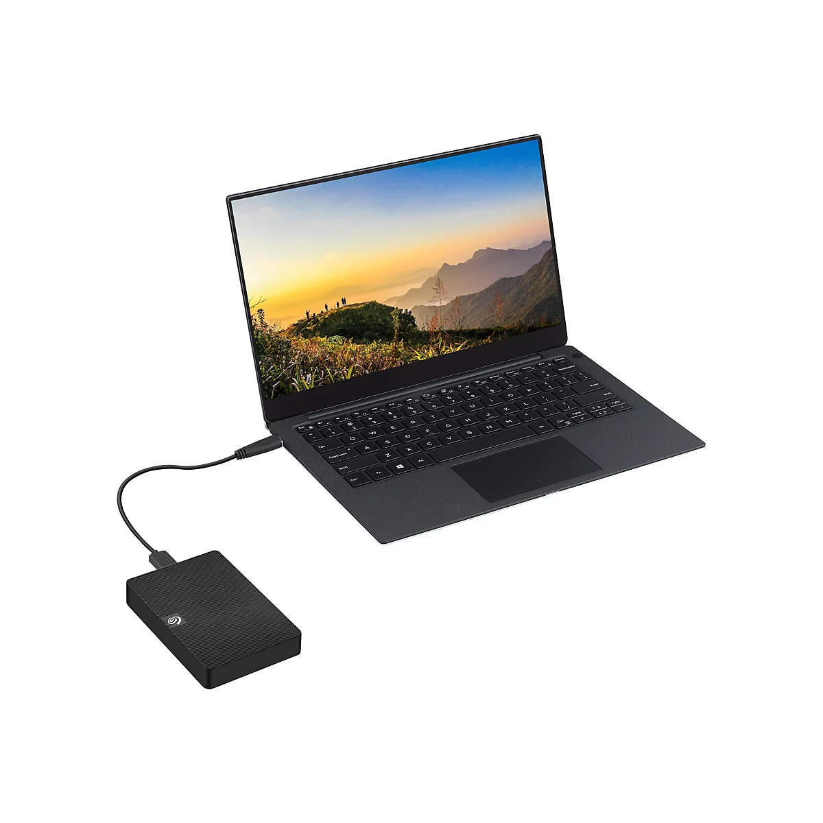 Ein schwarzes Laptop mit externer Festplatte, verbunden über ein Kabel. Auf dem Laptop-Bildschirm ist eine Landschaft zu sehen.