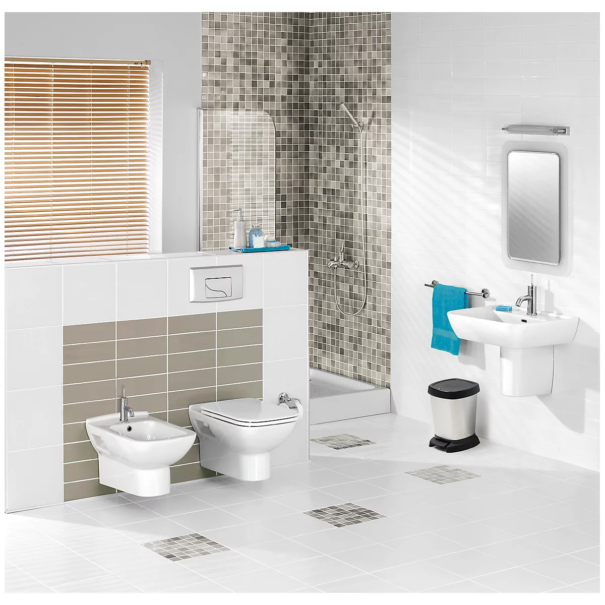 Salle de bain lumineuse avec toilettes, bidet, lavabo et douche. Tons blancs, beiges et marrons.