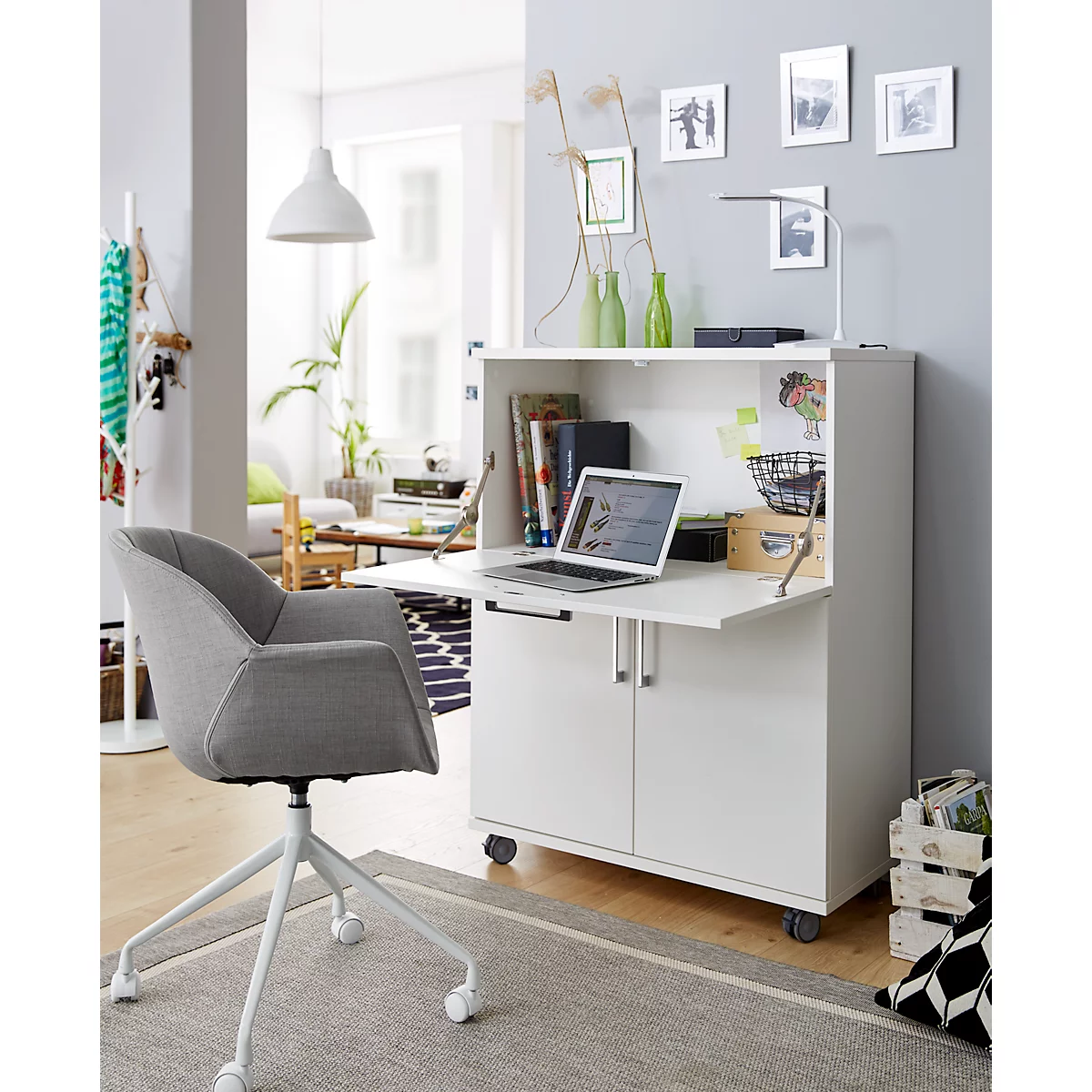 Secretaresse, ideaal voor thuiskantoor, uitklapbaar schrijfblad, 2 vakken achter vleugeldeuren, zwenkwielen, hout, B 900 x D 450 x H 1200 mm, wit/wit