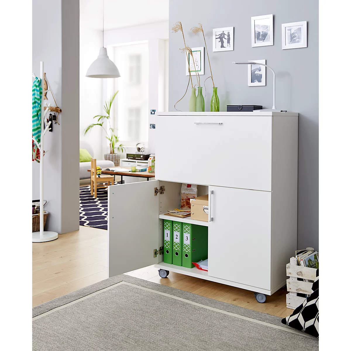 Secretaresse, ideaal voor thuiskantoor, uitklapbaar schrijfblad, 2 vakken achter vleugeldeuren, zwenkwielen, hout, B 900 x D 450 x H 1200 mm, wit/wit