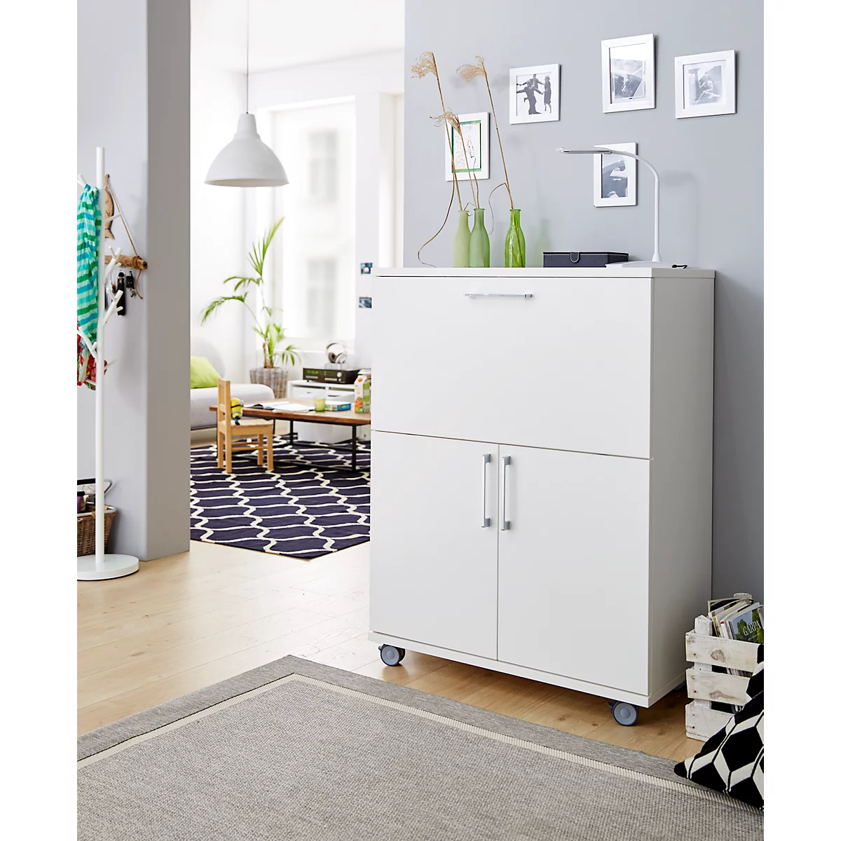Secretaresse, ideaal voor thuiskantoor, uitklapbaar schrijfblad, 2 vakken achter vleugeldeuren, zwenkwielen, hout, B 900 x D 450 x H 1200 mm, wit/wit