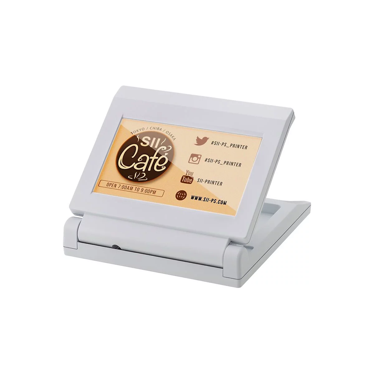 Ein weißer, faltbarer Drucker. Auf dem Display ist ein Café-Logo zu sehen, zusammen mit Social-Media-Logos und Website-Adresse.