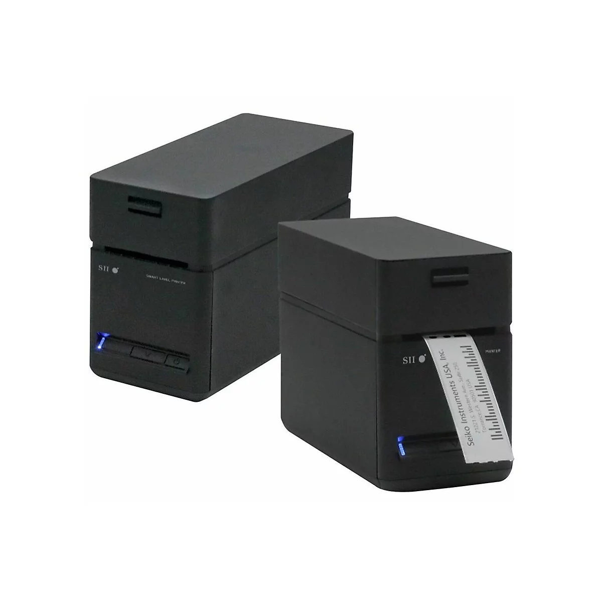 Zwei schwarze Etikettendrucker, einer mit einem ausgedruckten Etikett. Auf einem Drucker steht „SII“ und „Smart Label Printer“.