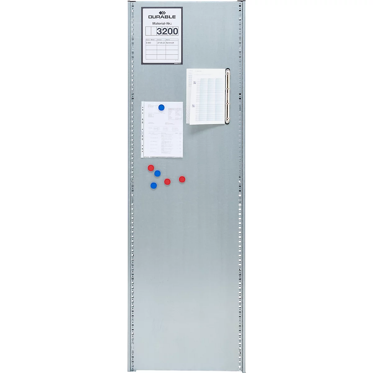 Graue Metall-Pinnwand mit Zetteln, Magneten und der Aufschrift "DURABLE 3200".