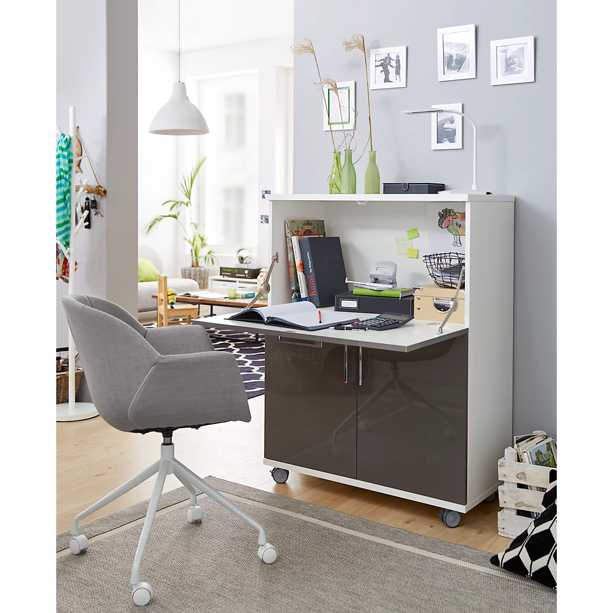 Sekretär, ideal für das Home Office, ausklappbare Schreibfläche, 2 Fächer hinter Flügeltüren, Lenkrollen, Holz, B 900 x T 450 x H 1200 mm, weiß/grau