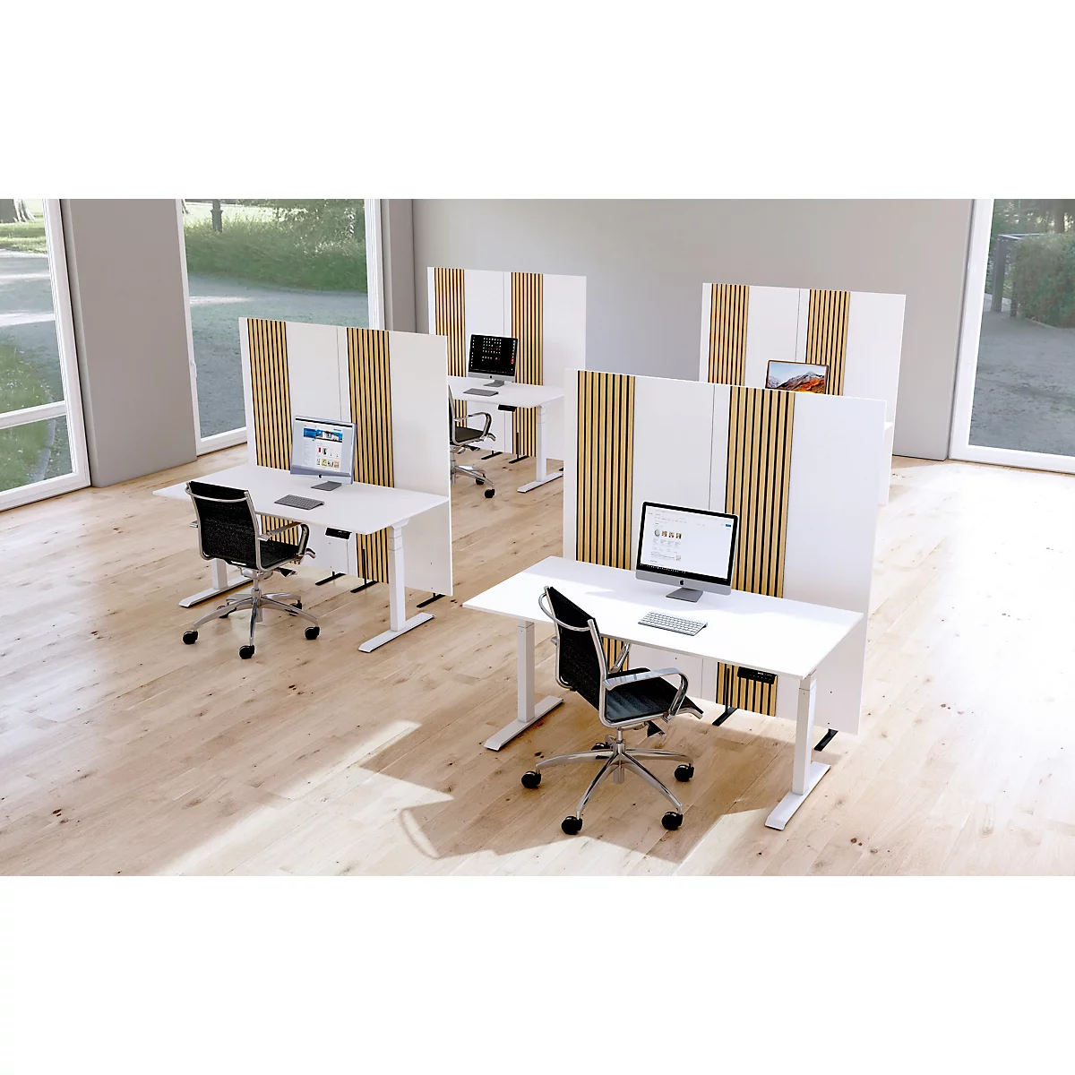 Plusieurs bureaux blancs avec des chaises de bureau noires, séparés par des cloisons avec des lattes en bois. Fenêtres en arrière-plan.