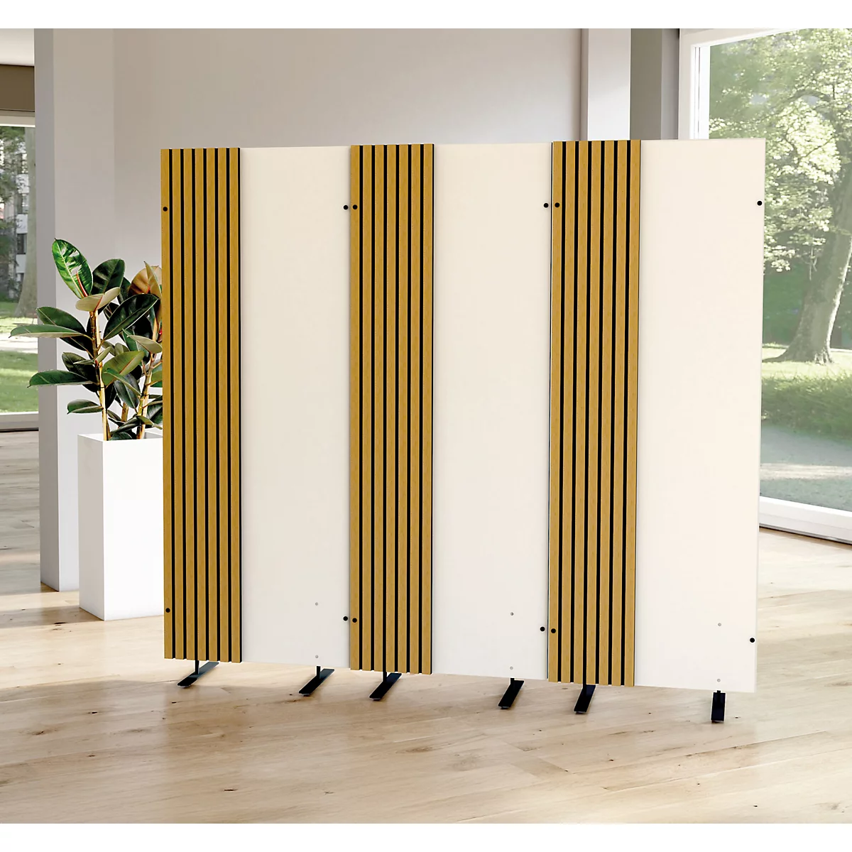 Séparateur de pièce avec lattes en bois, fond clair, sur plancher en bois clair, avec fenêtre et plante.