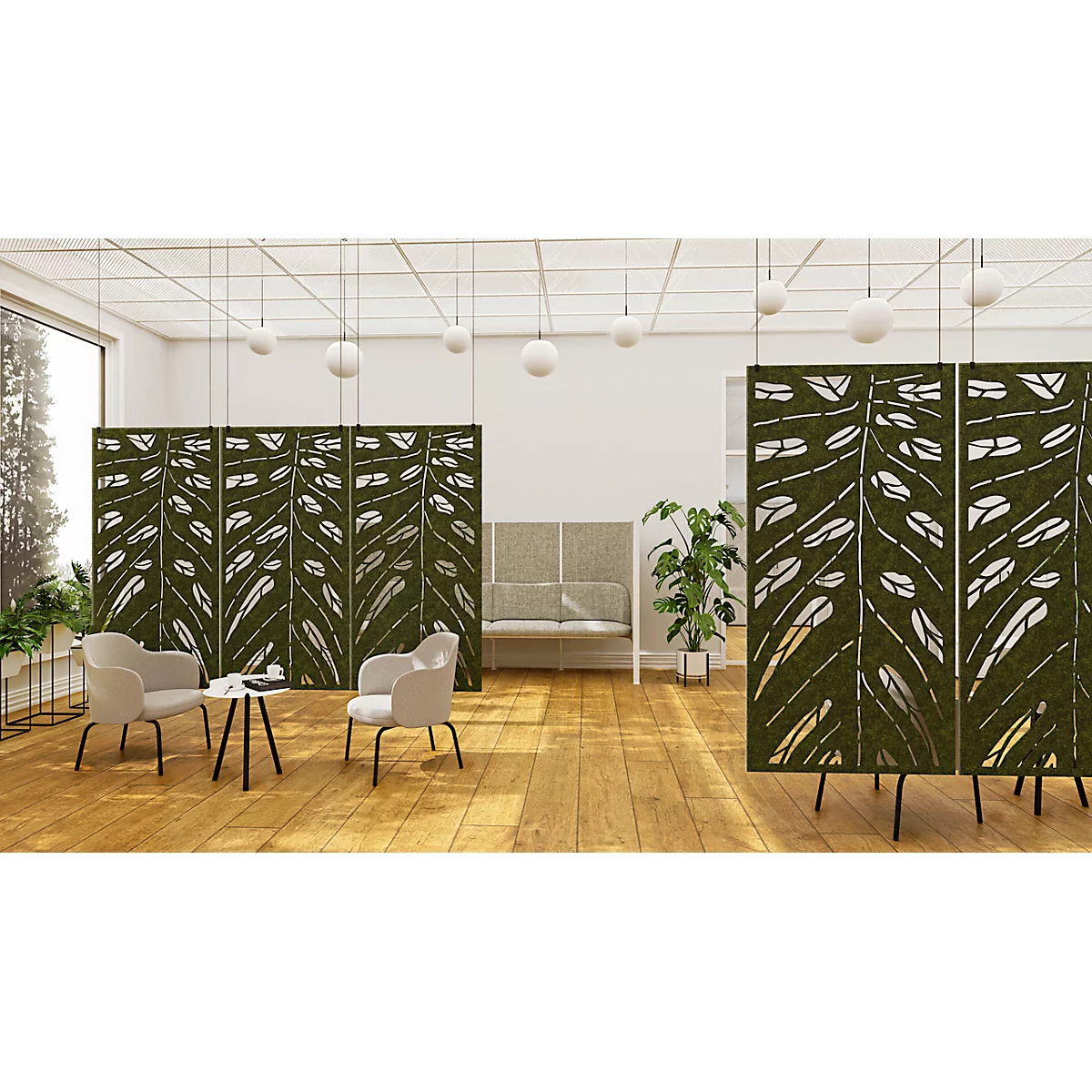 Bureau avec espace divisé. Cloisons vertes à motif de feuilles. Deux chaises et une table. Intérieur lumineux.