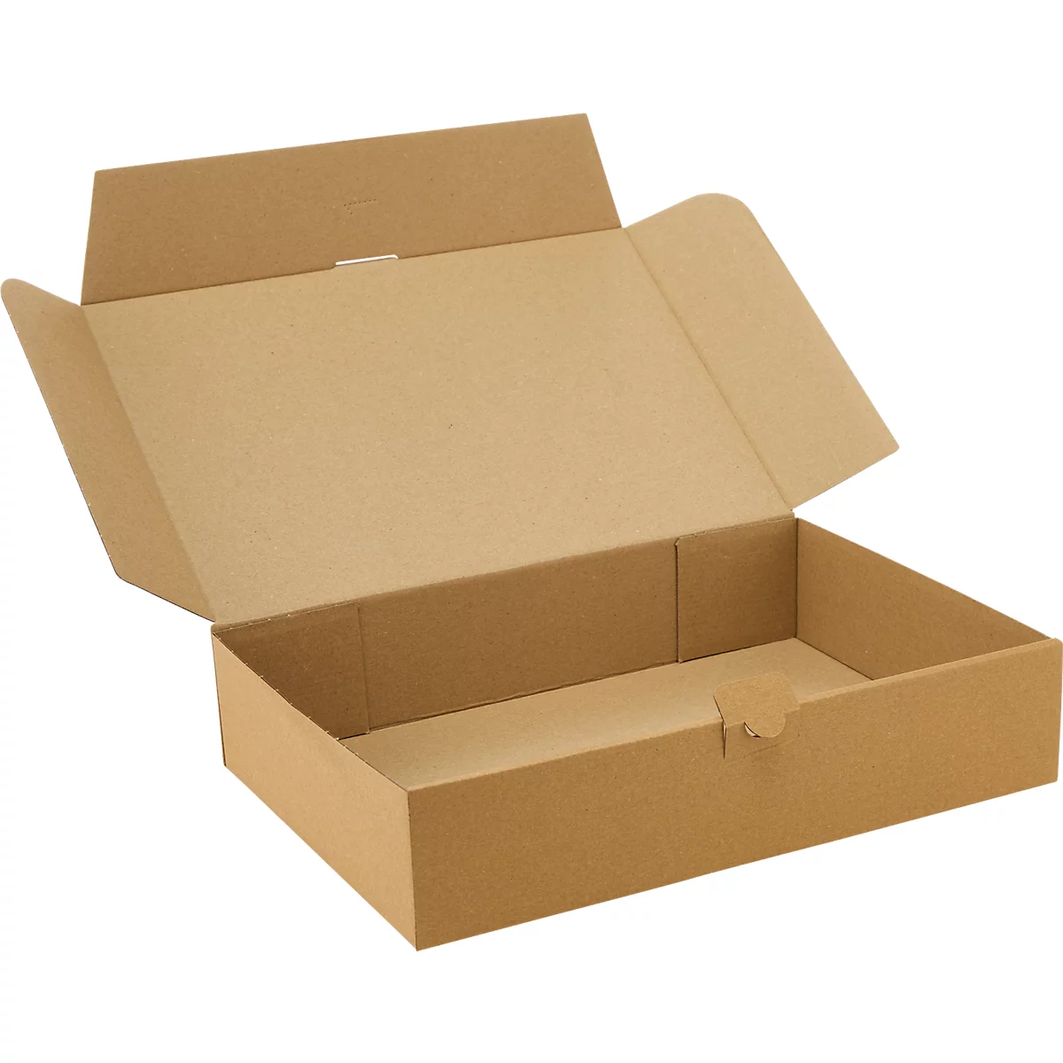 Offener, flacher Versandkarton aus brauner Wellpappe vor neutralem Hintergrund.