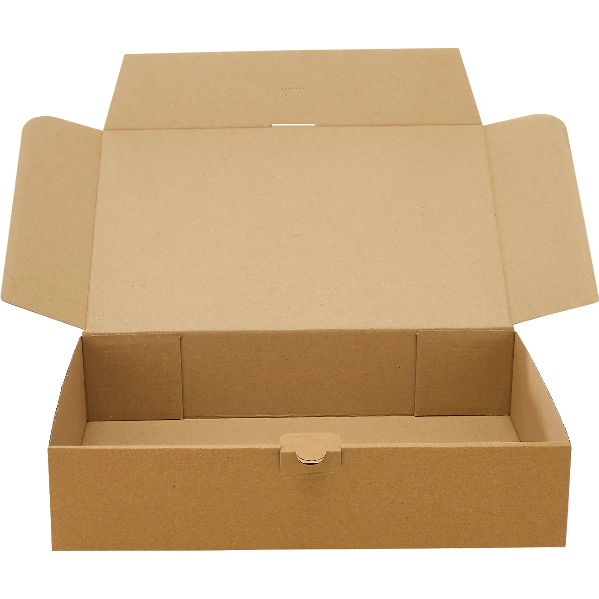 Offener brauner Pappkarton aus Wellpappe vor neutralem Hintergrund.