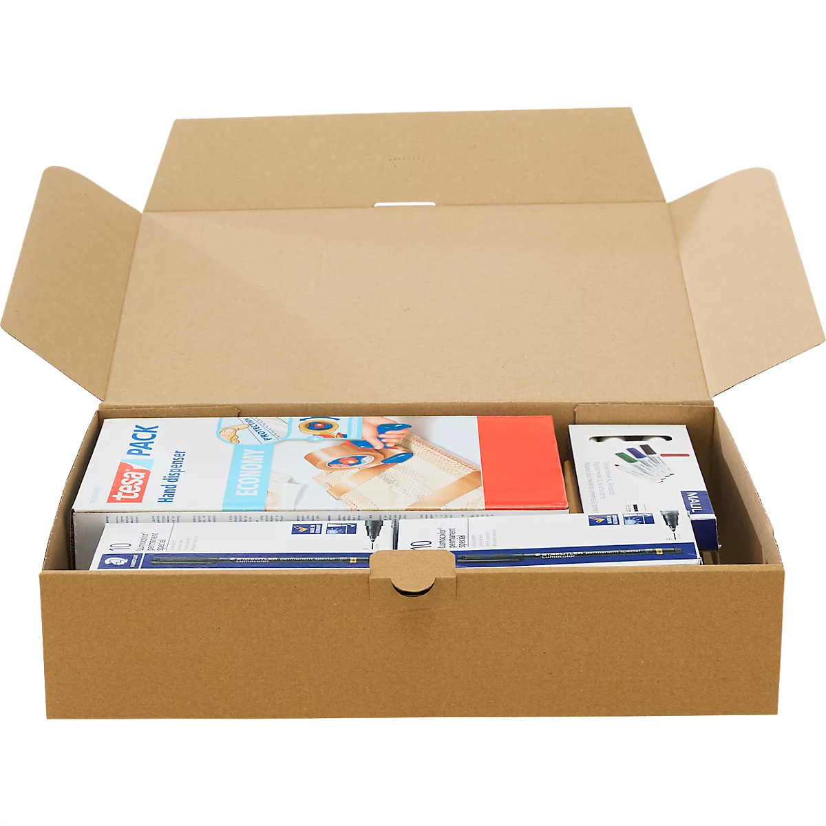 Offener brauner Versandkarton gefüllt mit verpackten Tesa-Produkten.