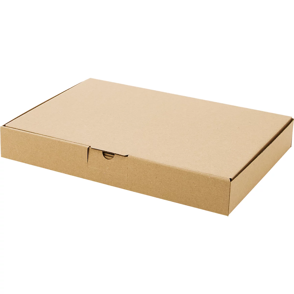 Flacher, brauner Pappkarton aus Wellpappe vor weißem Hintergrund.