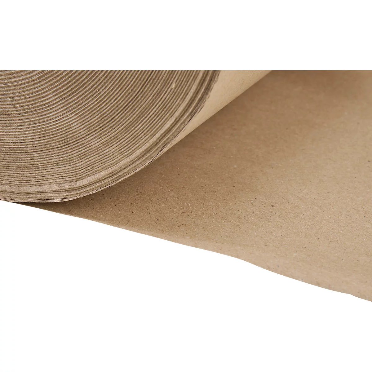 Aufgerolltes braunes Packpapier vor weißem Hintergrund.