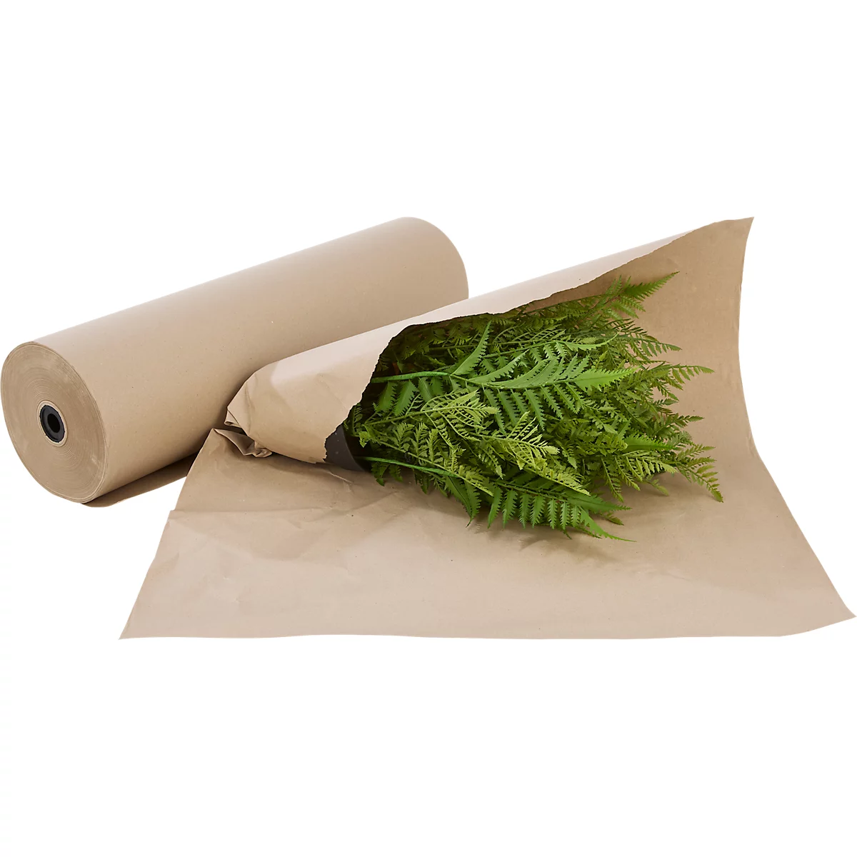 Eine Rolle braunes Packpapier liegt neben einem darin eingewickelten Strauß grüner Farnblätter.