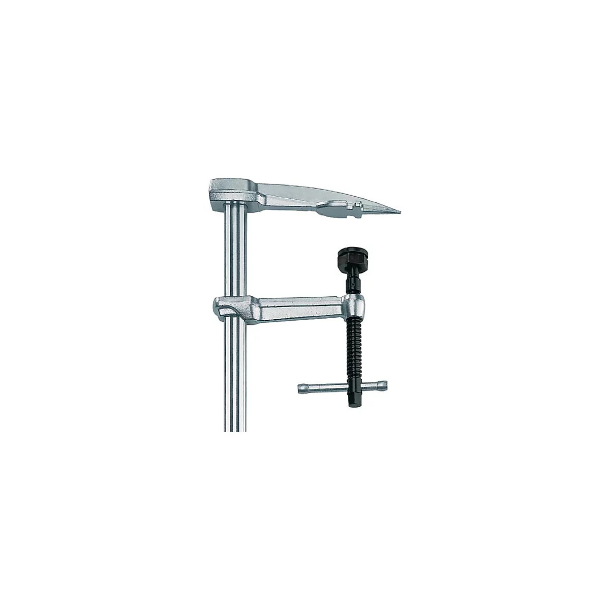 Serre-joint en acier fixé à une tige verticale, utilisé pour fixer ou maintenir des objets. L'objet possède un bras réglable et une vis noire.