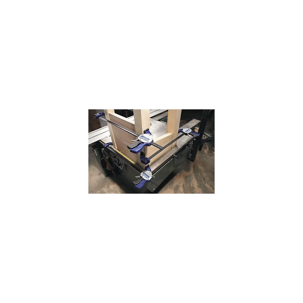 Cadre en bois fixé avec des serre-joints. Des serre-joints bleus maintiennent les pièces en bois ensemble.