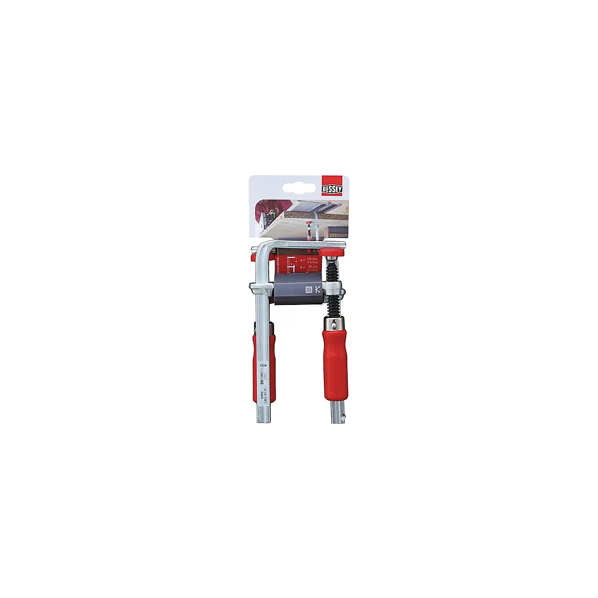 Serre-joint Bessey avec poignée rouge et échelle de mesure. En arrière-plan, une planche de bois serrée. Logo Bessey.