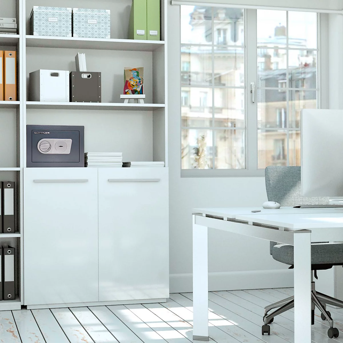 Un bureau avec un bureau blanc, une chaise, une fenêtre et une étagère. Sur l'étagère se trouve un coffre-fort.