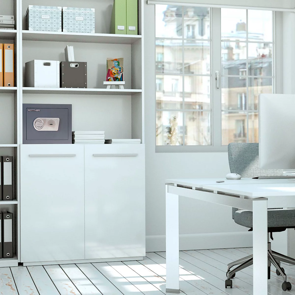 Bureau avec bureau, classeur et coffre-fort. Une fenêtre en arrière-plan.