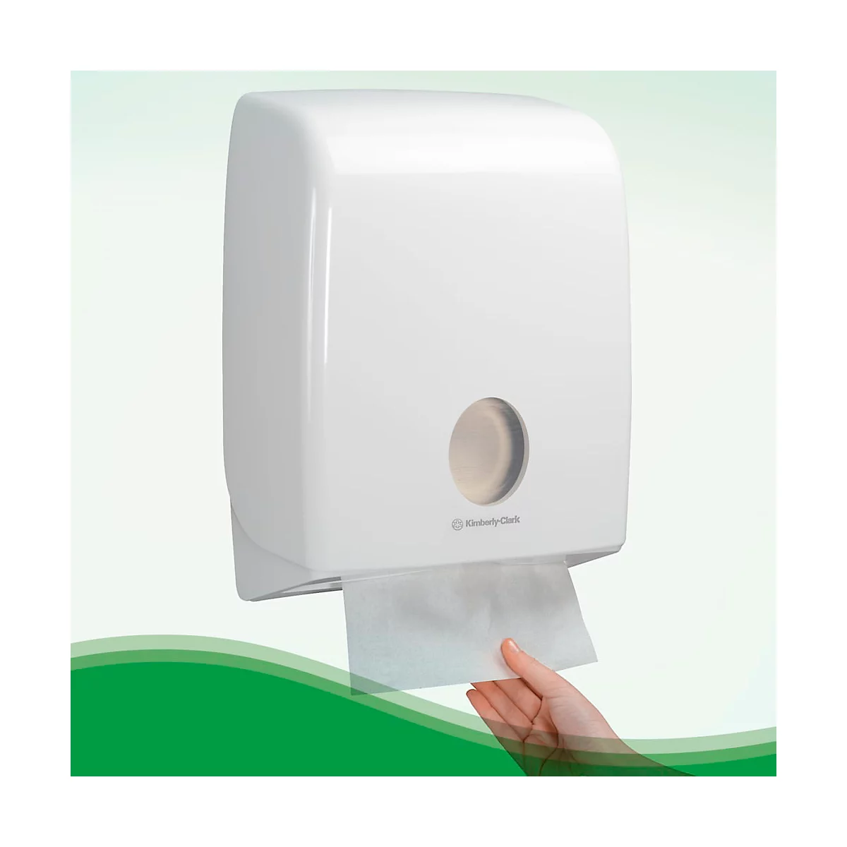 Distributeur d'essuie-mains en papier blanc au mur. Main tirant le papier du distributeur.