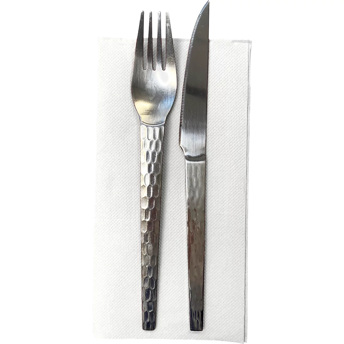 Fourchette et couteau sur tissu blanc, couverts en détail. Les manches sont texturés avec un motif hexagonal.