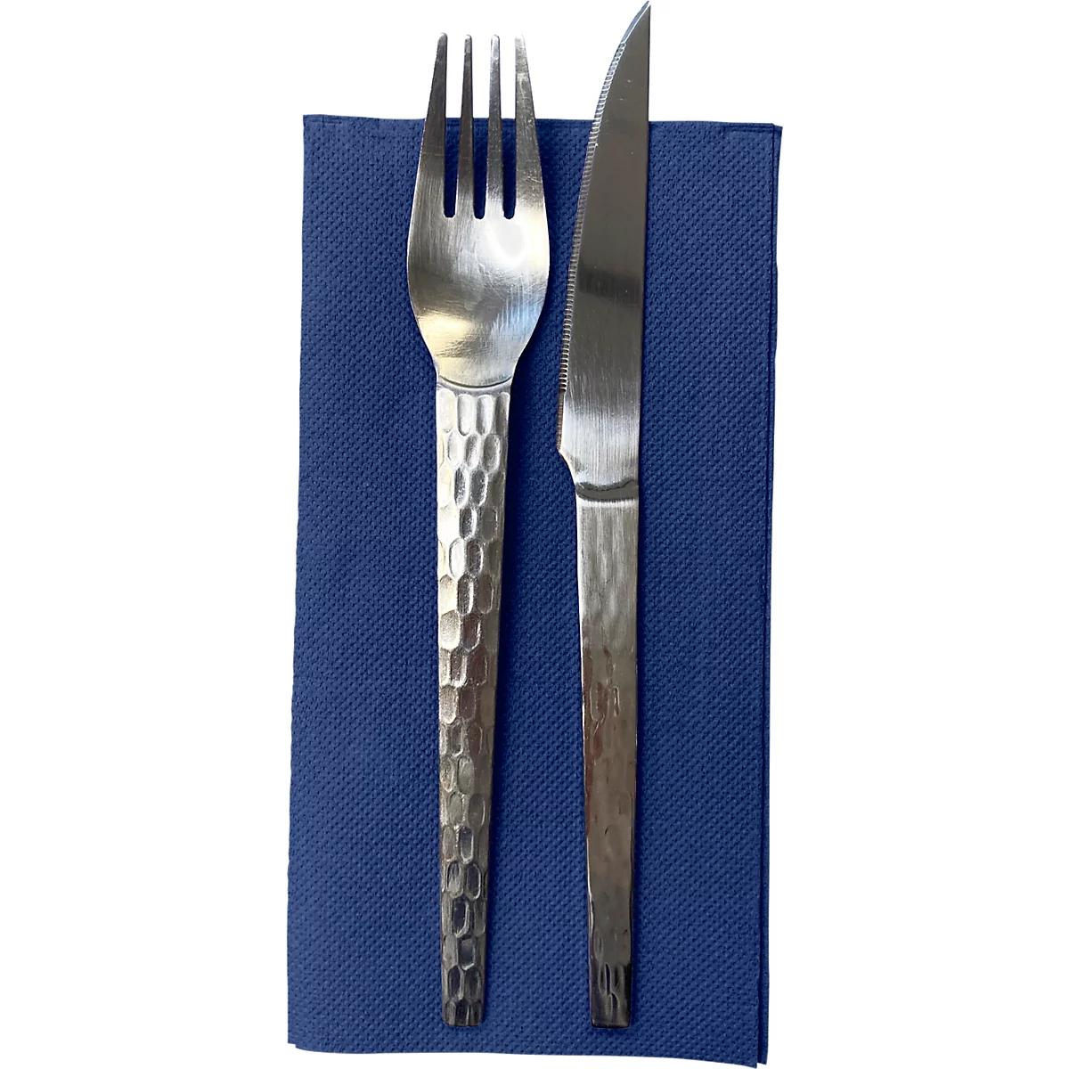 Fourchette et couteau en métal sur papier bleu. Les manches ont un motif martelé.